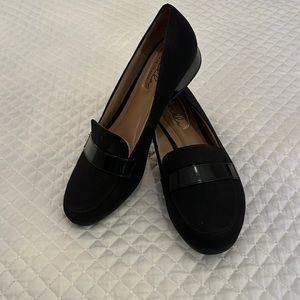 True Comfort Black with Patent Trim!